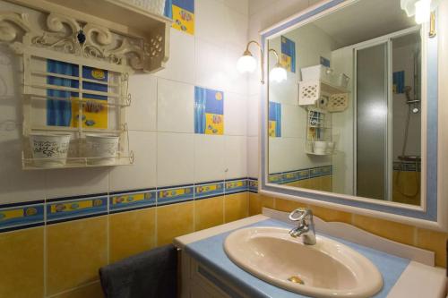 une salle de bain avec un lavabo et un miroir dans l'établissement Le Suquet superbe appartement studio, 300m plage, 700 du palais, à Cannes