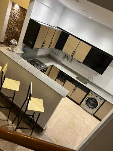 Kuchyň nebo kuchyňský kout v ubytování فيلا مفروشه للايجار في التجمع