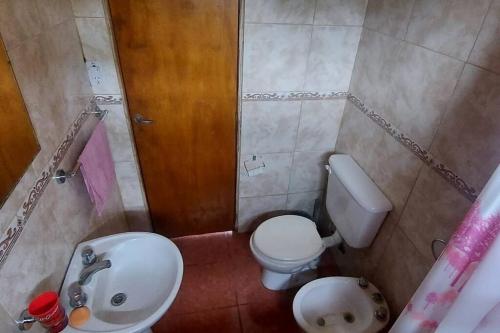 Baño pequeño con aseo y lavamanos en CABAÑA AKAPANA en Huerta Grande