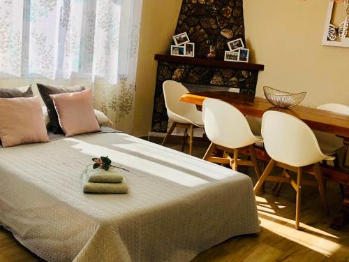 Schlafzimmer mit einem Bett, einem Tisch und Stühlen in der Unterkunft Casa El Tejar in Las Navas del Marqués