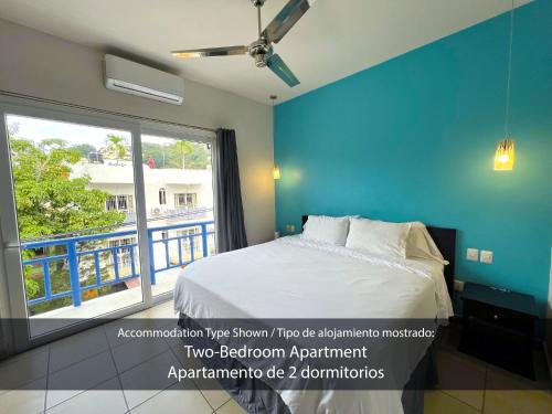 ein Schlafzimmer mit einem Bett und einem großen Fenster in der Unterkunft Cárdenas Suites in Puerto Vallarta