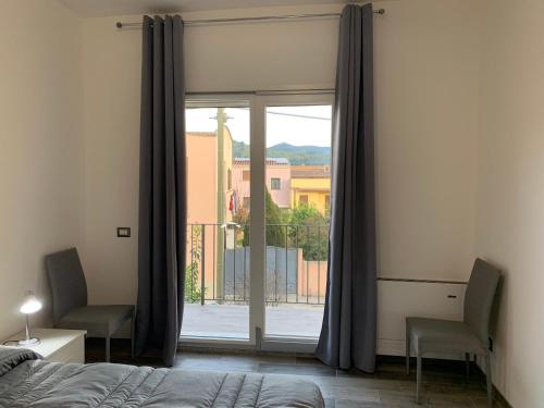 Schlafzimmer mit einem Bett und einem Fenster mit Aussicht in der Unterkunft Appartamento di Mara in Tertenìa