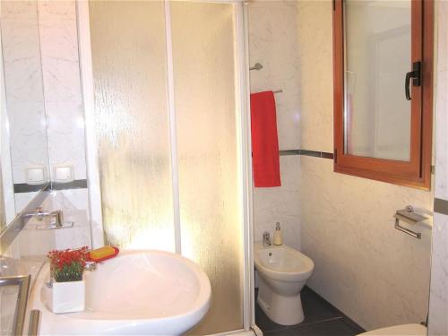 a bathroom with a shower and a sink and a toilet at Bien situado y cómodo in Madrid