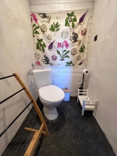 La salle de bains est pourvue de toilettes. dans l'établissement Flat 56, à Stara Kamienica