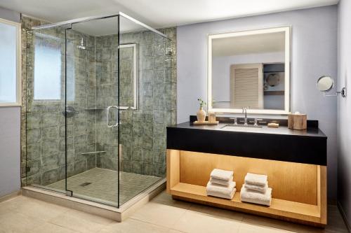 y baño con ducha y lavamanos. en Omni Tucson National Resort en Tucson