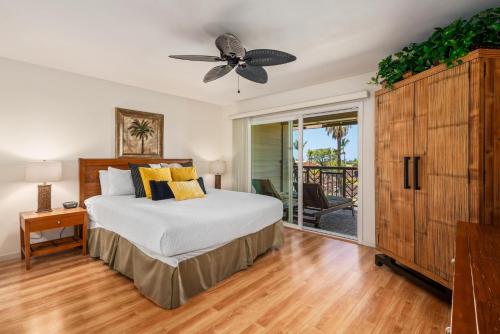 1 dormitorio con 1 cama y ventilador de techo en Big Island Waikoloa Colony Villas condo, en Waikoloa