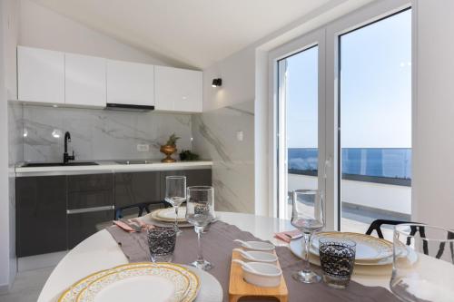 een keuken en eetkamer met een tafel en stoelen bij Tomas Deluxe II in Dubrovnik