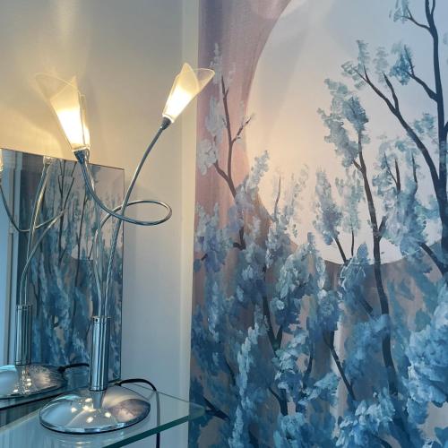 une chambre avec deux lampes et un tableau sur le mur dans l'établissement NICE City-Center 80m to the SEA / BEACH, à Nice