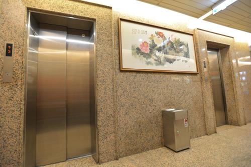 a public restroom with a urinal in it at Hua Guo Hotel in Keelung