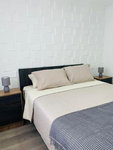 ロス・アンヘレスにあるInmobiliaria Avellanoのベッドルーム1室(ベッド1台、ナイトスタンド2台付)