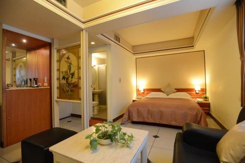 Hua Guo Hotel tesisinde bir odada yatak veya yataklar