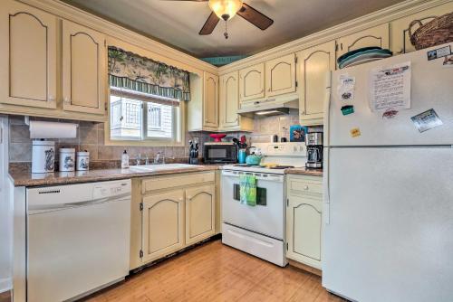Η κουζίνα ή μικρή κουζίνα στο Pool and Beach Access Ocean City Condo with Balconies