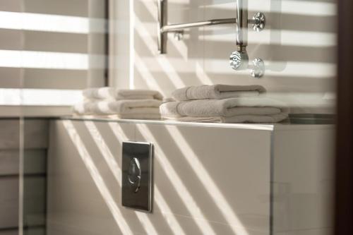 a glass counter with towels on it in a bathroom at Vila Cigota Zlatibor in Zlatibor