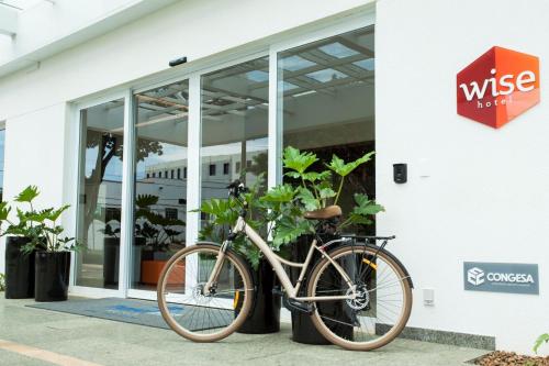 a bike parked in front of a building at Travel Inn Hotels Wise Indaiatuba in Indaiatuba