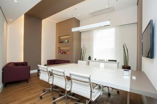 a conference room with a white table and chairs at Travel Inn Hotels Wise Indaiatuba in Indaiatuba