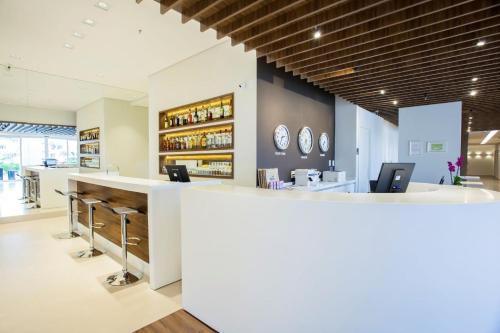a bar in a restaurant with stools at a counter at Travel Inn Hotels Wise Indaiatuba in Indaiatuba