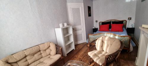 a living room with two chairs and a bed at Maison de vacances bord de mer Normandie plage du débarquement proche Caen in Bernières-sur-Mer