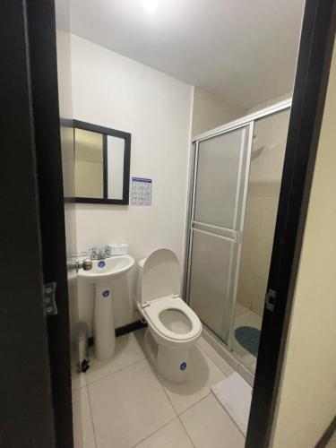 蒙特內格羅的住宿－Edificio guaduales del cafe 505A，浴室配有卫生间、盥洗盆和淋浴。