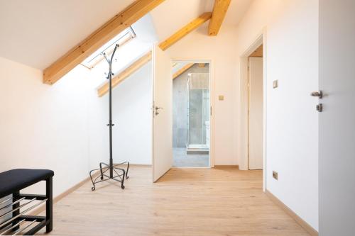 een kamer met een hal met witte muren en houten vloeren bij Apartmány Na šumavské louce in Stachy