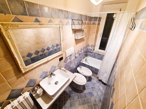 ein Bad mit einem Waschbecken und einem WC in der Unterkunft Piccolo Rifugio in Sandigliano