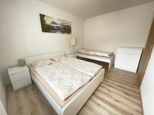 1 dormitorio con 2 camas y 2 mesitas de noche en Apartmán HM, en Horní Maršov
