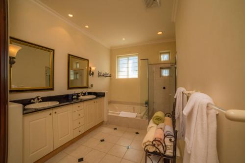 y baño con lavabo, bañera y ducha. en Los Suenos Resort Bella Vista 4E - Family ONLY By Stay in CR, en Herradura