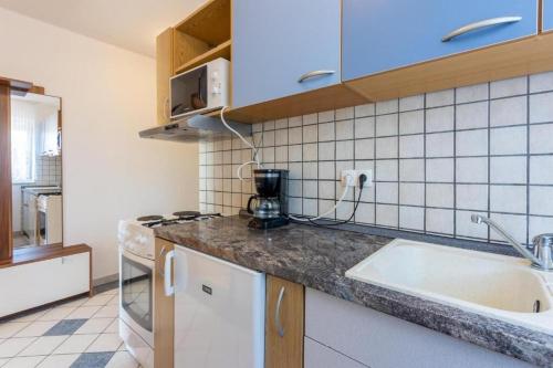 德拉馬利的住宿－Apartments Bozana，厨房配有水槽和台面