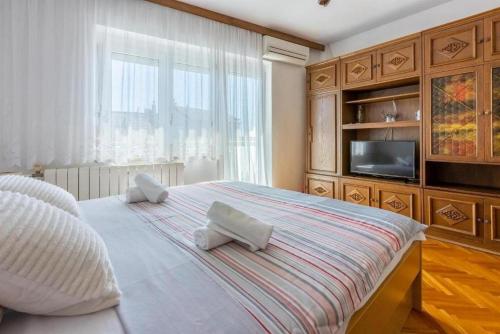 Кровать или кровати в номере Apartments Ivana