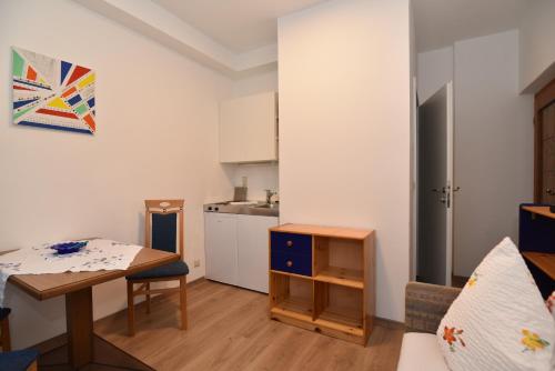 a small apartment with a table and a kitchen at PM-APART Ries Rosina in Graz
