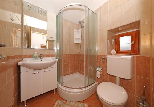 Vonios kambarys apgyvendinimo įstaigoje House Paklenica stone beauty