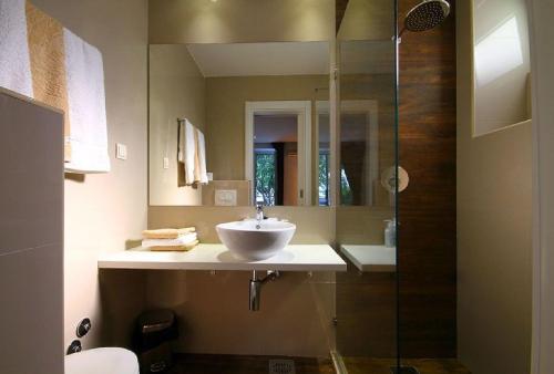 y baño con lavabo y ducha acristalada. en Apartments Ivanovic, en Budva