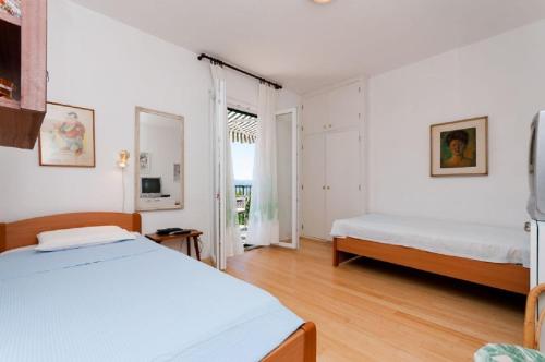 1 Schlafzimmer mit 2 Betten in einem Zimmer in der Unterkunft Apartment Aljosa in Bol