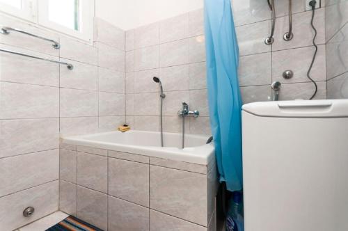 bagno con lavandino e doccia di Apartment Aljosa a Bol