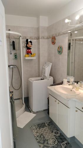 une salle de bain avec toilettes, lavabo et douche dans l'établissement Appartement vue mer panoramique, plage 150M, terrasse, parking privé, clim, à Cannes