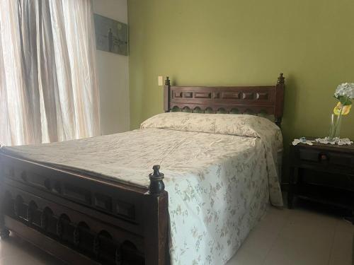 - une chambre avec un grand lit et une fenêtre dans l'établissement Casa Familiar Pereira Manzana, à Pereira