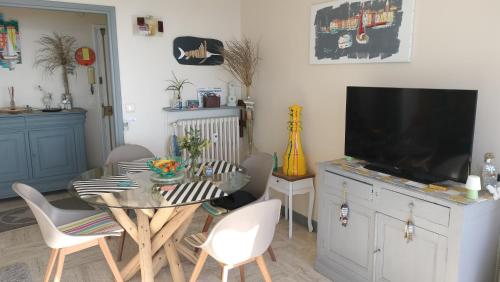 Appartement vue mer panoramique, plage 150M, terrasse, parking privé, clim