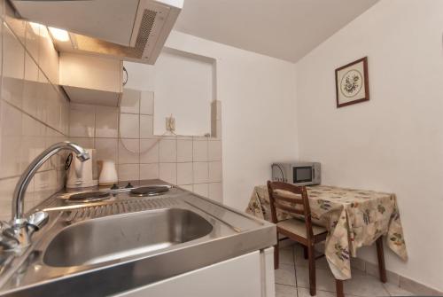 Kuchyň nebo kuchyňský kout v ubytování Apartment and Rooms Ivan