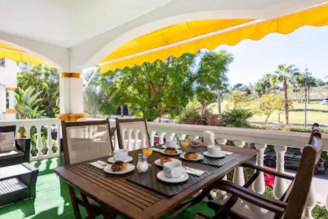 een tafel met borden eten op een balkon bij Apartamento Dama de Noche Marbella in Marbella