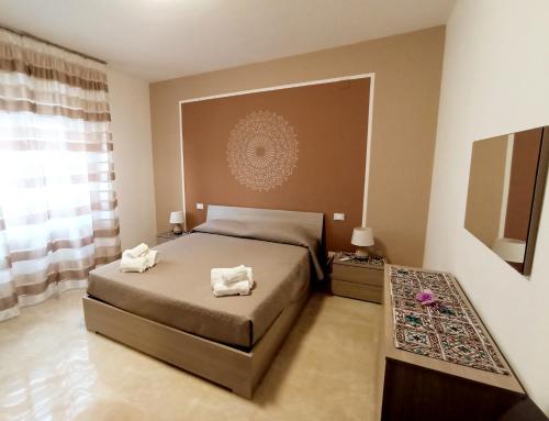 - une chambre avec un lit et 2 serviettes dans l'établissement Marisol Apartment, à Altavilla Milicia