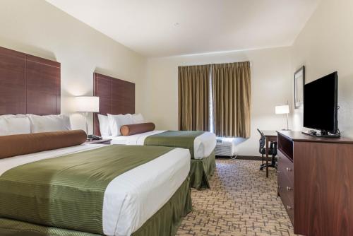 Кровать или кровати в номере Cobblestone Hotel & Suites - Hutchinson