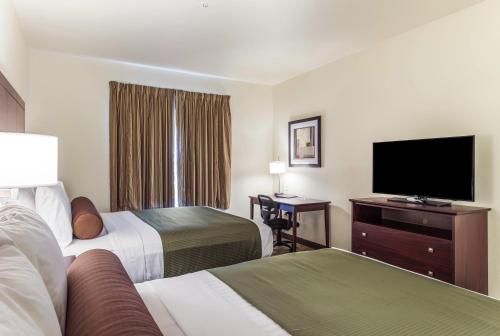 Ένα ή περισσότερα κρεβάτια σε δωμάτιο στο Cobblestone Hotel & Suites - Hutchinson
