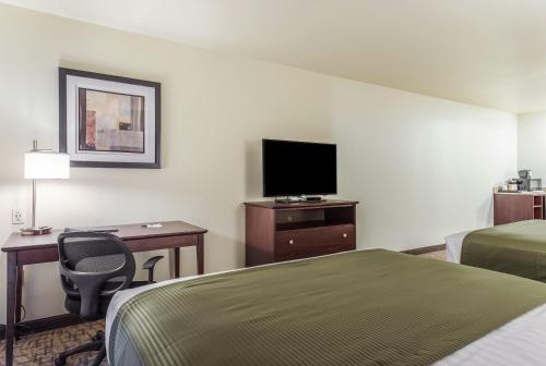 Ένα ή περισσότερα κρεβάτια σε δωμάτιο στο Cobblestone Hotel & Suites - Hutchinson