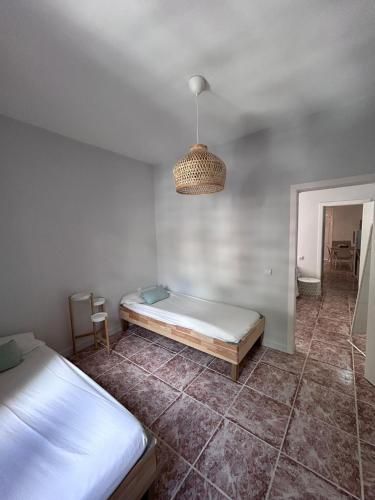 1 dormitorio con 2 camas y techo en Casitas de Marta, en Calera