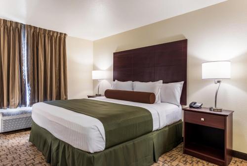 Ένα ή περισσότερα κρεβάτια σε δωμάτιο στο Cobblestone Hotel & Suites - Hutchinson