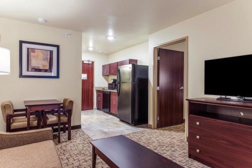 Μια τηλεόραση ή/και κέντρο ψυχαγωγίας στο Cobblestone Hotel & Suites - Hutchinson