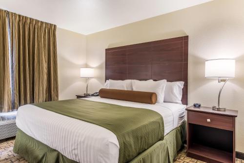 Ένα ή περισσότερα κρεβάτια σε δωμάτιο στο Cobblestone Hotel & Suites - Hutchinson