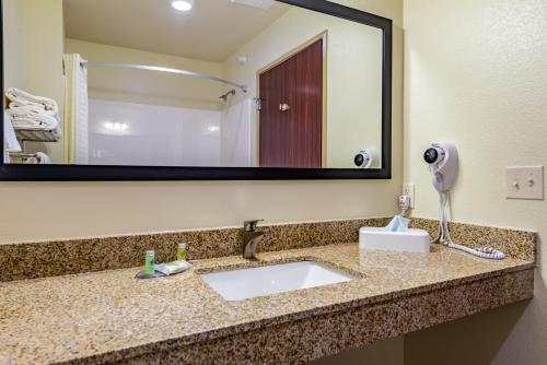 Ένα μπάνιο στο Cobblestone Hotel & Suites - Hutchinson