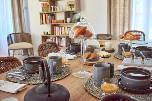 ein Tisch mit Brot und Teller mit Essen drauf in der Unterkunft Home Emoi in La Gouesnière