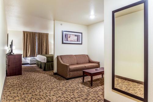 Ένα ή περισσότερα κρεβάτια σε δωμάτιο στο Cobblestone Hotel & Suites - Hutchinson