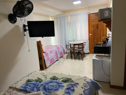 a room with a bedroom with a bed and a table at Estalagem O Italiano in Lumiar